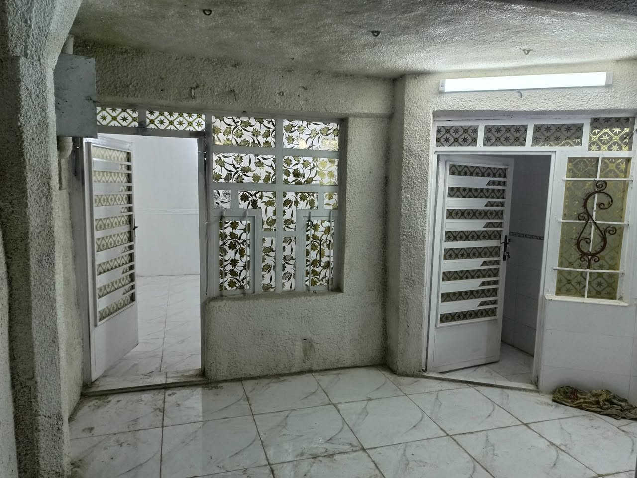 السلام عليكم
مكتب الصادق
مشتمل للبيع مساحة ٦٠م مربع
يحتوي على كراج واستقبال ومطبخ معزول وغرفة نوم كبيرة وخدمات وترك 
المكان شعب شارع الصحة حي الكوثر الزراعية شارع عشرين قرب حسينية أبو عزرائيل 
السعر ٧٠ مليون وبي مجال 
للاستفسار ***********
