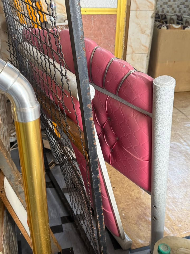 للبيع في البصرة القديمة بسعر مناسب بالاصافة الى جرباية ام النفر عدد اثنين خشب (بدون تاج ) للتواصل ***********

