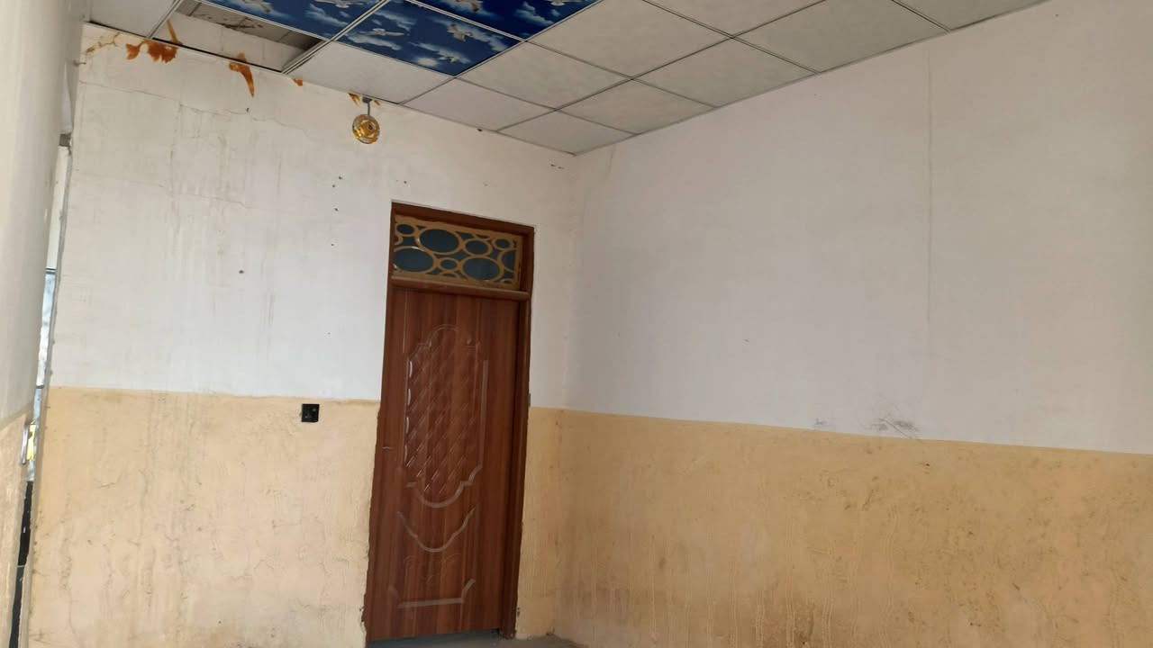 بيت المساحه 85 متر البيت يحتوي على غرفه وصاله ومطبخ بيت كامل نظيف مرتب سايدين المطار الجديد مقابل باب خروج المطار 
يبعد عن الشارع العام 150 متر منطقه مرتبه 
#سعر 12 #مليون مع المجال ‏‪***********‬‏
مكتب در النجف للعقار للاستفسار ‏‪***********‬‏
