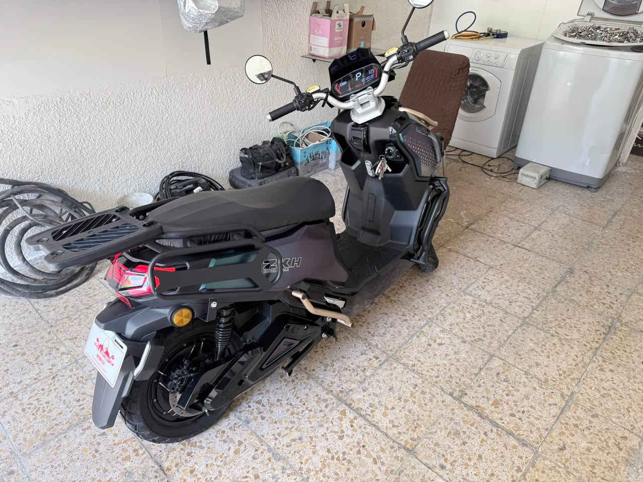 للبيع: دراجة كهربائية (سكوتر) بحالة الجديدة تماماً! 🛵⚡
الدراجة «طبق جديدة» (زيرو) وبتصميم عصري ومميز جداً (كما هو موضح في الصور)، جاهزة للركاب وبدون أي نقص.
🌟 أبرز المواصفات:
 المحرك (الملف): حقيقي بقوة 3000 واط، وعزم قوي جداً.
 البطاريات: تحتوي على 6 بطاريات عادية كبيرة (وليست ليثيوم)، وتتميز بأن "ملفها وعقلها يرجع عليها" لأداء ممتاز ومستقر.
 الضمان: ضمان حقيقي لمدة سنة كاملة من الشركة ضد أي خلل في البطارية.
 السرعة والمدى: دراجة ممتازة وقوية، تمشي حقيقي بين 75 إلى 85 كم/ساعة (فوق الـ 70 بكل مرتاح).
وبيها مثبت سرعة وكذلك بيها رجوع مثل سيارة بك .
 السرعات: مزودة بـ 3 سرعات مختلفة لتناسب رغبتك في القيادة.
 الشحن والإضاءة: شحن إلكتروني ذكي، مع مصباح أمامي قوي ومميز.
📸 الصور المرفقة تحجي عن نظافة وحالة الدراجة الجديدة.
📍 للاستفسار ومعرفة التفاصيل أو السعر:!!!!
يرجى مراسلة الصفحة على الخاص أو الاتصال على الرقم: ***********
