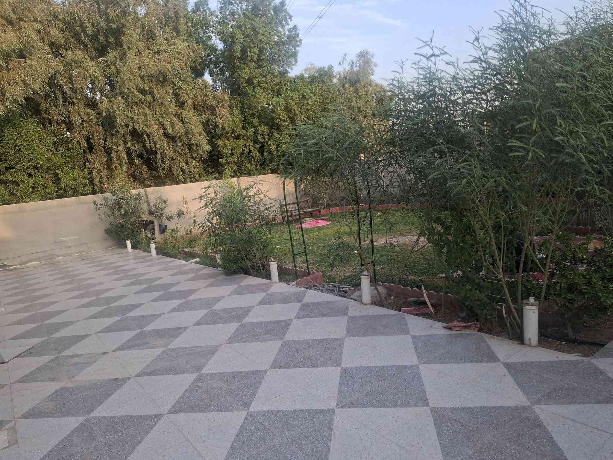 السلام عليكم بيت للبيع العنوان حواس حي ام البنين شارع الكراغول مساحت البيت ٦٠٠ البناء ٢٠٠ متر يبعد عن الشارع ٢٠٠ متر ***********
