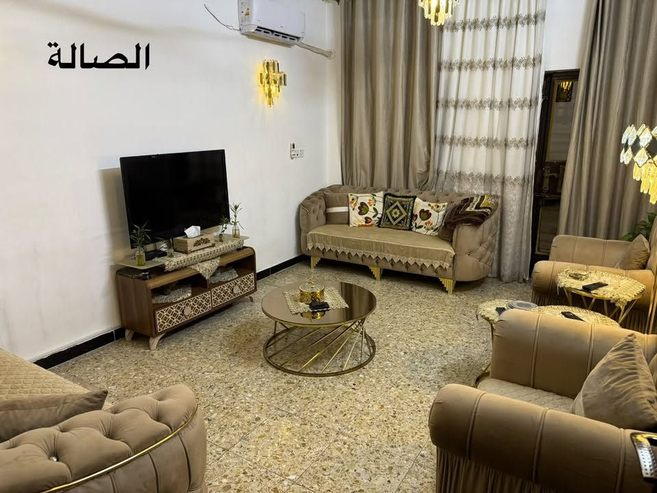 السلام عليكم

🏡 للبيع بيت سكني – طابو ملك صرف 

📍 الموقع: الأمين الثانية – فرع أفران السعادة
قرب سوق الامين - وجامع وحسينية المحسن

📐 المساحة: 100 م²
📏 الواجهة: 5 م
📏 النزال: 20 م

✅ طابقين ونصف.
✅ طابو ملك صرف، والبيت باسمي.
✅ مدخلين للبيت.

تفاصيل البيت:

🔹 الطابق الأرضي:

* طرمة.
* مدخل على الاستقبال.
* مدخل مستقل على المطبخ.
* منور.
* حمام.
* غرفة نوم.

🔹 الطابق الأول:

* غرف نوم عدد (2).
* حمام.

🔹 الطابق الثاني:

* بيتونة.
* غرفة نوم.
* سطحان.

تم ترميم البيت ترميماً كاملاً سنة 2023، وشمل:
✔️ تبديل جميع الأبواب والشبابيك (حديد وخشب).
✔️ إنشاء حمام جديد.
✔️ تأسيس مجاري جديد بالكامل.
✔️ تأسيس كهرباء جديد بالكامل.
✔️ تأسيس بواري الماء جديد بالكامل.
✔️ سيراميك الحمامات والمطبخ جديد.
✔️ أرضيات البيت جديدة بالكامل.
✔️ شتايكر السطح جديد.
✔️ جص وبياض جديد.
✔️ درج ومحجر حديد جديد.
✔️ واجهة لبخ ونثر جديدة.

🔸 البيت يحتاج صبغ فقط.

يشمل البيع:

* كاونتر المطبخ.
* (4) سبالت: ثلاث سبالت حجم طن، وسبلت واحدة حجم طن ونصف.
* منظومة كاميرات مراقبة عدد (5) عالية الدقة.

💰 السعر: 215 مليون دينار، وقابل للتفاوض .

📞 للاستفسار والاتصال أو المراسلة:
ماسنجر / واتساب / اتصال: ***********
