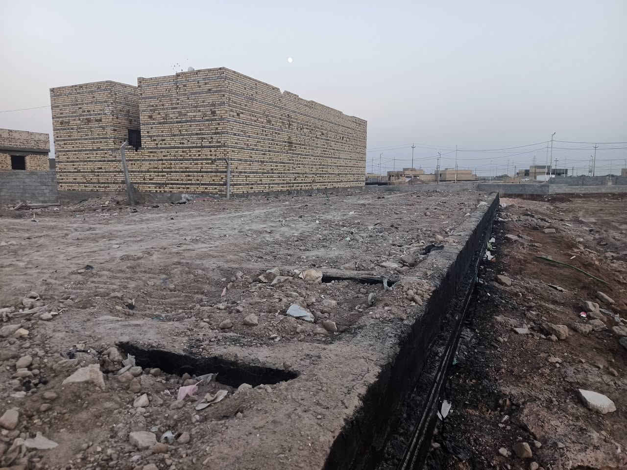 عرصه سند ٢٥ للبيع بتلو ملبوخ و مزفت و مدفون  بنزلة الزيتون يم مجمع عزيز في مجمع ابو لمى تتكون من غرفتين و مطبخ و صاله و براني  و ممر خلفي و منور و صحيات داخليه و خارجيه مساحته ٢٧٠ مع الفين بلوكه و كيه رمل و ٨ أكياس سمنت شارع امبلط و ارصفه و اناره و ماي و كهرباء و كلشي موجود صيدلية و أسواق و انشائيه و مخبز
السعر : ٢٥ و بيه مجال 
الرقم : ***********
