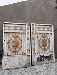 باب خارجي • عرض ٢٫٥م • ارتفاع ٢م