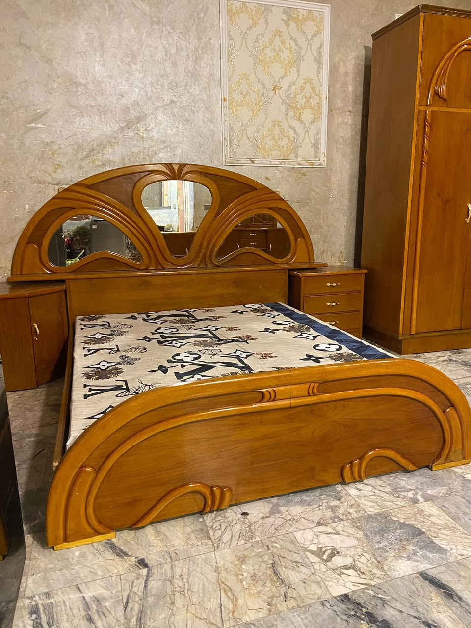 عندي غرفه نوم فصلته تفصال عل ايدي فصلتهه مليونين و100 وصل شراء موجود  بعدهه جديده استعمال  اقل سنه الغرفه نضافتهه 100‎%‎ ترهم مال زواج يعني الي ياخذه بالعافيه عليه داخل وخارج صاج ضهر جرجوبه الغرفه حيل نضيفه وتكمه تخت جربايه بلوك صاج السبب البيع اريد اخذ اصغر السعر البيع 750نهايته *********** بغداد مكلفه بالنشر  اتصلو عل رقم فقط
