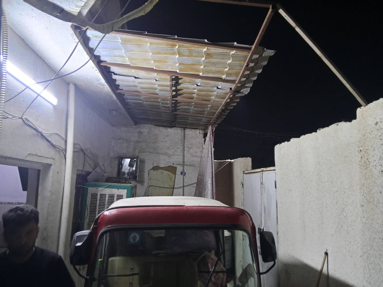 سلام عليكم عندي بيت للبيع عنوان عبيدي قربه مدارس لعبد خير من الله مي كهربه مسالح يحتوي عله غرفتين واستقبال ومطبخ وصحيت زراعي بقي التفاصيل اتصل ***********
