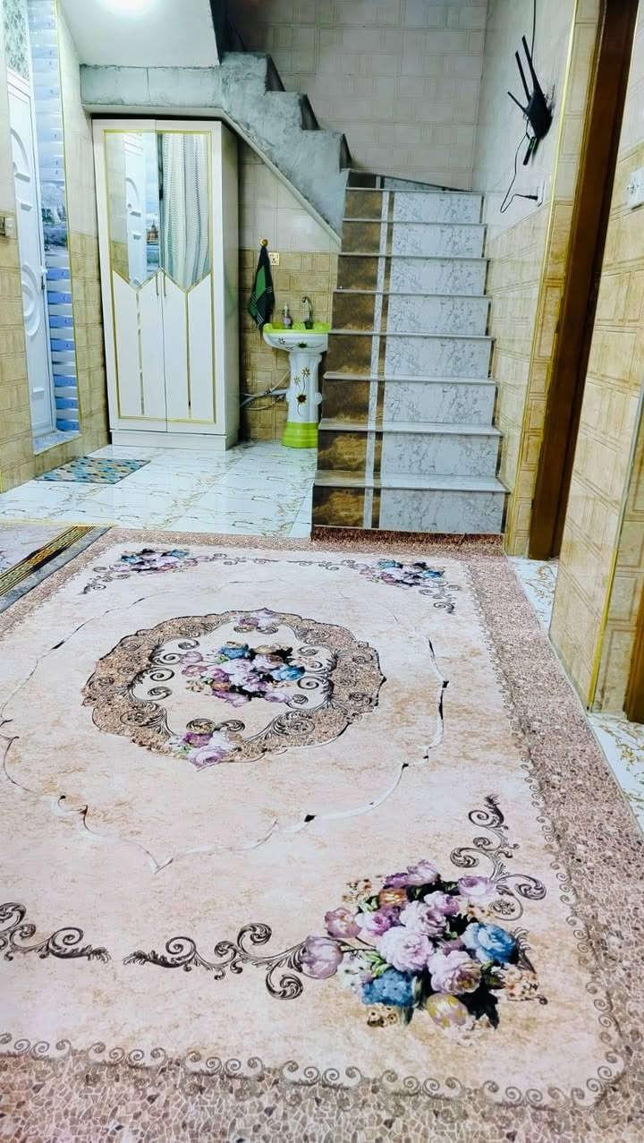 عقار 100م طابو صرف يحتوي صالة واستقبال ومطبخ وغرفة وصحيات داخلية وخارجية وكذلك موقع ممتاز على شارع 20م تبليط وخدمات كافة الموقع طويريج حي العسكري خلف روضة الوفاء.. السعر مناسب جداً للتواصل هاتف ***********

