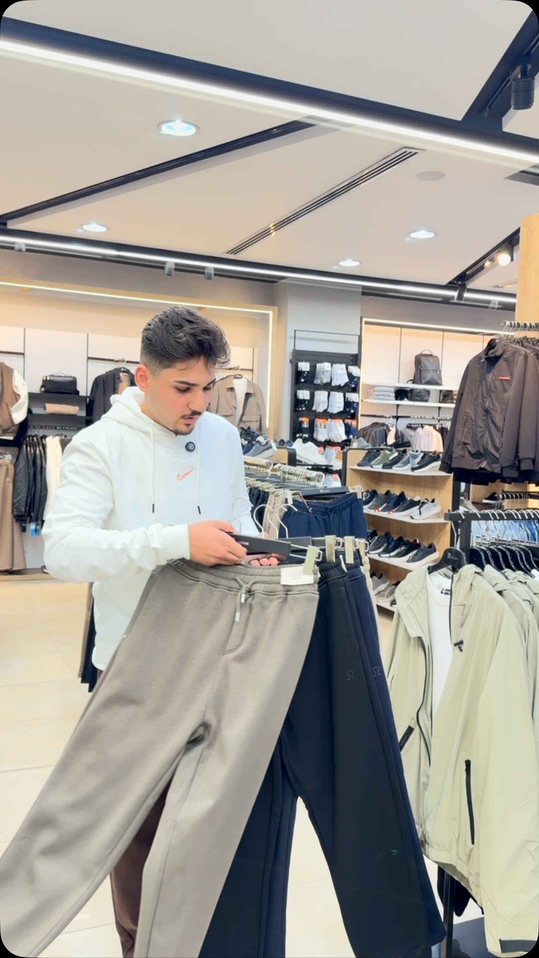 NEW COLLECTION 🍂
الموسم الجديد يبدأ من هنا 🤎
اكتشفوا مجموعة خريف وشتاء 2026/27 الآن في الكوخ للأزياء. 

***********

 
#الكوخ
#الكوخ_فرع_السيدية
