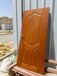 باب خشب • ثقيل • نضيف
