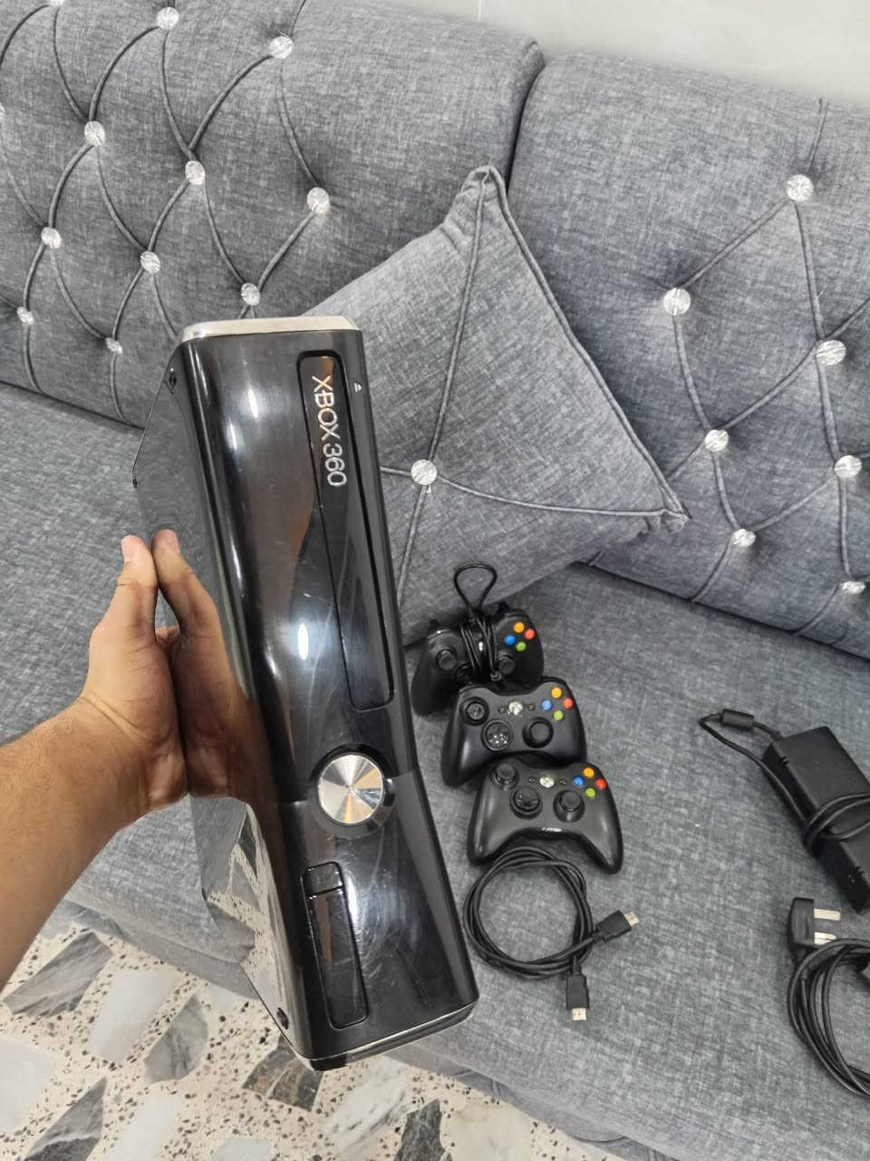 📌 للبيع Xbox 360 نظيف ومرتب
الجهاز شغال تمام ومفحوص وما بيه أي مشكلة، وجاهز للفحص.
وياه: • 🎮 عدد 3 يدات: 2 بلوتوث و1 واير
• ⚡ محولة الكهرباء موجودة
• 🔌 جميع الكيبلات موجودة
• الجهاز نظيف ومرتب
🎮 وبي ألعاب قوية، منها: 
• Call of Duty: Black Ops 1
• Call of Duty: Black Ops 2
• Call of Duty: Black Ops 3
• Call of Duty 4
• GTA 5
• GTA San Andreas
• FIFA 23
• FIFA Street 3
• PES 25
• PES 13
• WWE
• Driver: San Francisco
• وبي بعد ألعاب غيرهن
💰 السعر: 140 ألف وبي مجال
📩 للتواصل خاص أو على الرقم: ***********
