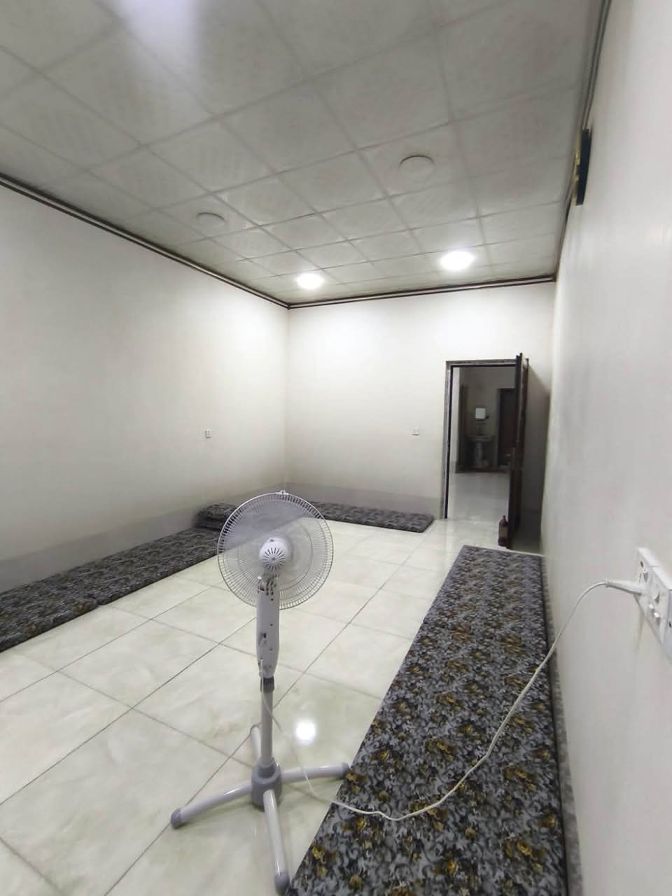 للبيع مشتملات عدد2 طابو صرف بناء حديث 
مساحة 353م مؤجرات 600 الف شهريآ 
كل مشتمل يحتوي على غرفتين نوم 5.3.5
وموزع 7.5
واستقبال 6.5*4 
وصحيات خارجيه وداخلية 
والبيتونة 5.5*7
📍العلم_الحي العسكري (قرب قسم تربية العلم ) 
للأستفسار ***********
