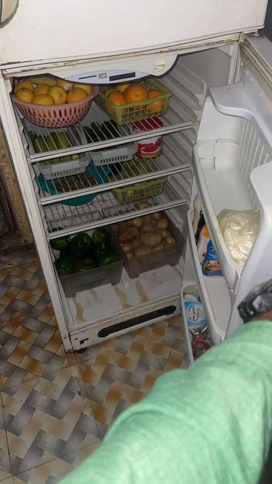 ثلاجه حمره حجم وسط نظيفه استعمال موسمين فقط بابها جام 140 وبيها مجال
كنتور 5 ابواب ب70 وبيه مجال 
ميز طعام يتكبر ويتصغر زجاج مع 5 كراسي فقط الكراسي يرادلهن شويه ترتيب ب50 وبيه مجال 
ثلاجه بيضاء حجم كبير نظيفه سعرها 120 وبيها مجال

***********
