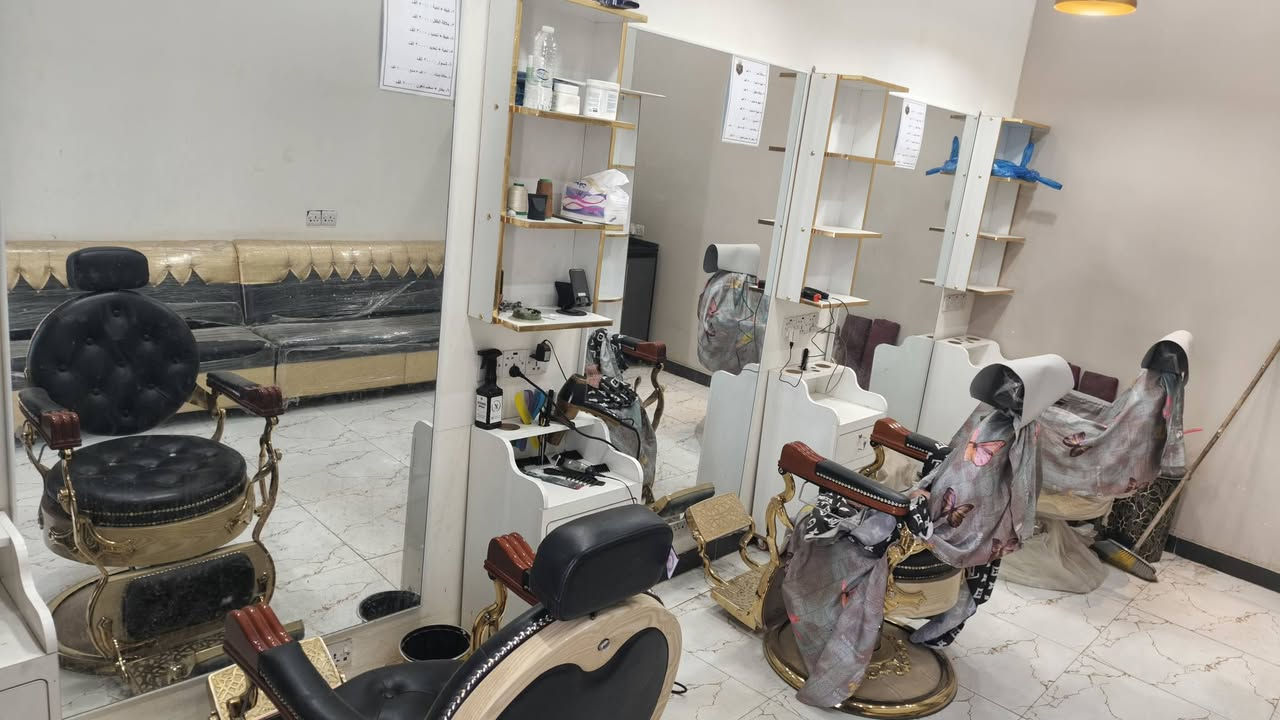 سلام عليكم محل حلاقه كامل لليجار اوللبيع موقع المحل ناصريه حي التضحيه شارع العياده قرب افران صمون الرحمان ***********
