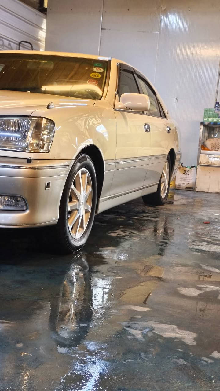 سلام عليكم كراون للبيع فقط بدون مراوس
سيارره مفحوصه ومدفوع كمرك وضريبه وكامله قرصه بل جكمجه ضاله بس عله فلوس الرقم سياره كفاله عامه حته من البارد خضراوي طوخ تحويرت نجف فوك وجوه شرط سياره طك فلين وحله من الصور 

موديل 2002
شاصي 75 
كرستال اصل 
ديفور الكبير 
داخل جلد 
تبريد ثلج 
3دكم 
ويل حاويه نجمه حداديه وره وكدام كارتون 
تحكم ستيرن 
تخم تاير جديد
اريل اصلي 
بعد هواي شغلات يعرفونه الجنايه***********
