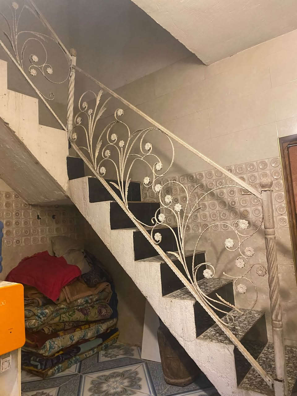 السلام عليكم بيت للإيجار في شارع الزعفرانيه شارع الكهرباء قرب صوره الامام علي يحتوي على غرفه وصاله ومطبخ حار ومطبخ بارد وحمامات 2 وسطحين والبيت جدا نضيف ومرتب وكامل خدمات وياه ويحتوي على منضومه كامرات بلاش 
إيجاره 300 الف
 ***********
