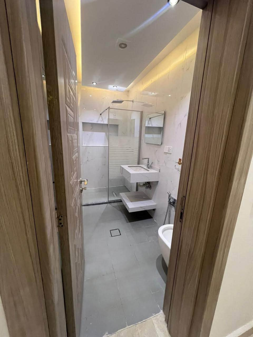 شقة موثثه دوبلكس طابقين 3 غرف نوم
📍المنصور حي دراغ 
الايجار الشهري 1300$ للاستفسار اكثر …
***********
