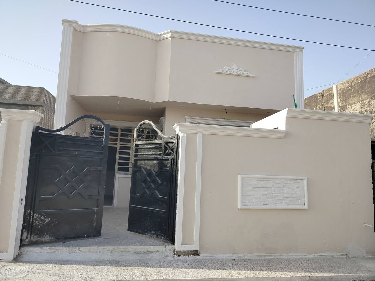 السلام عليكم بيت للبيع
منطقة الشاعورة المربع الاول قريب ع الشارع السياحي 
المساحة ١٤٠ متر يحتوي على 
غرفتين  نوم وصالة ومطبخ واستقبال 
المساحة 140 متر  بناء جديد درجه اولى 
السعر 73 وبي مجال 
*********** واتساب
