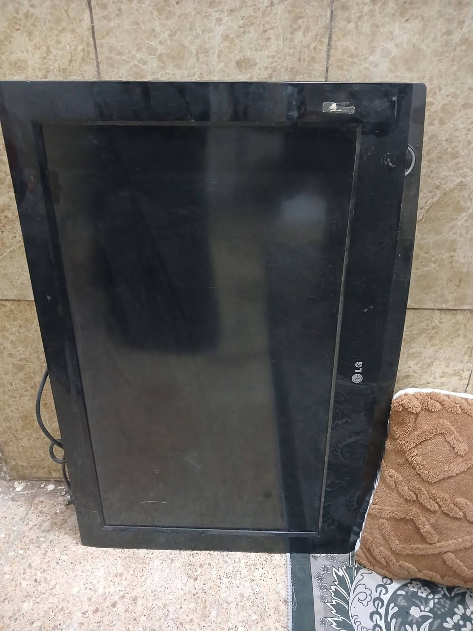 شاشة • ميز تلفزيون