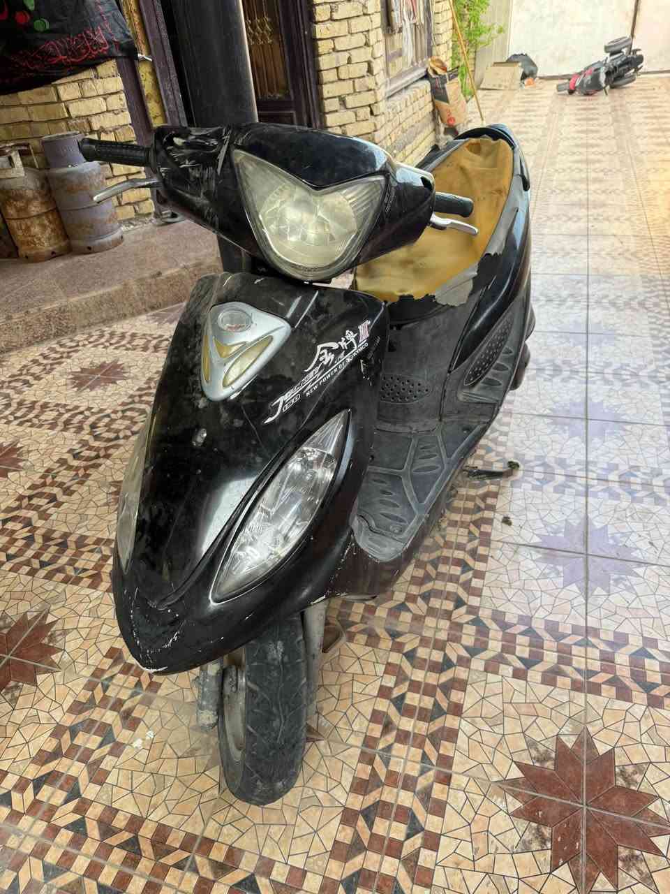كامكو عوزها تصليح بس مامفتوحه
ابيعك كوم حديد وبل عافيه عل ياخذها 
كلشي شغال بيها من كرهبائيات 
سعر  ٤٠٠ وبيها مجال لشراي
