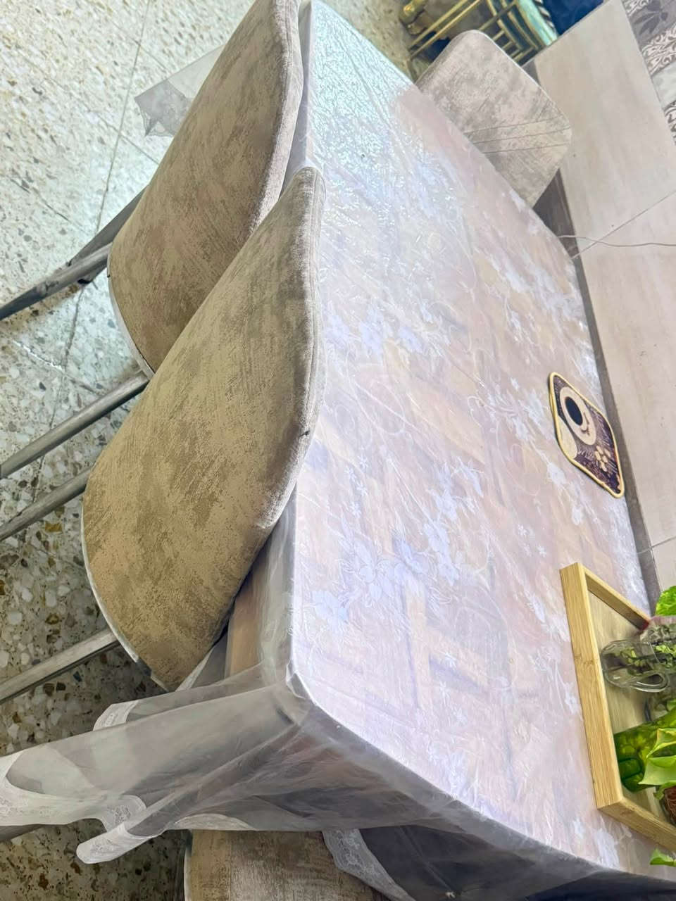 سلام عليكم ميز للبيع ٦ كراسي يتكبر ويصغر نظيف نظافه ٩٠ بل ميه 
السعر ١٥٠ 
المكان حي العامل 
الرقم ***********

