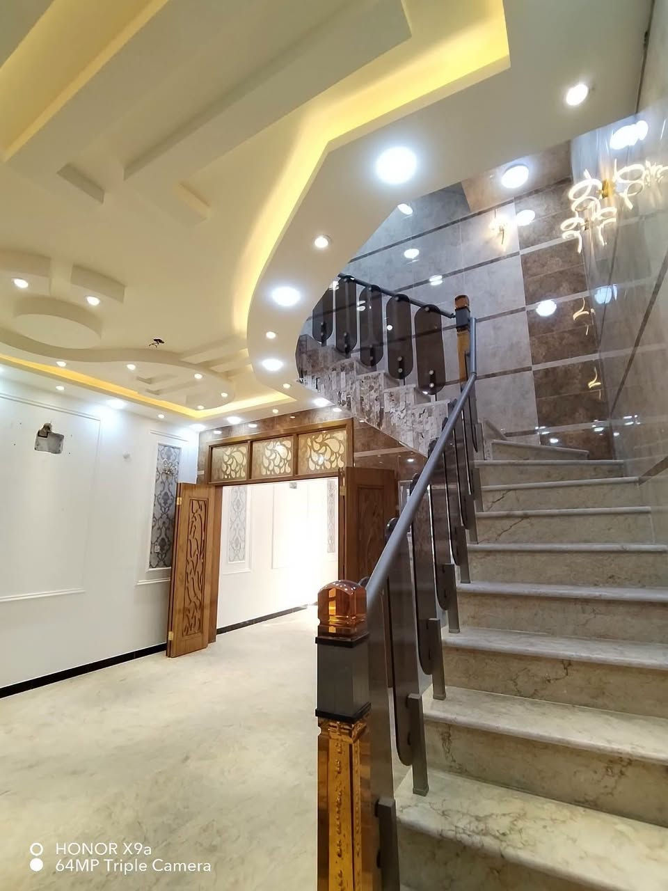 مشتمل حي الزهراء للبيع ١٠٠م مربع مناسب جداً لنقد فقط بيت  طابقين حديث شغل جناي يحتوي ٣نوم صاله استقبال مع حديقه مسيجه مقابل دار وشارع١٢م قرب مجمع عماد سكر البيت فارغ وجاهز لسكن.
... لمعرفه السعر علق تم.... راح تجيك تفاصيل خاص مباشر..... او مراجعه مكتب ابو صلاح الحچيمي حي الزهراء مقابل القنصلية التركيه *********** احمد الحجيمي

نص مكتوب في الصور:
- HONOR X9a
- 64MP Triple Camera
- O HONOR X9a