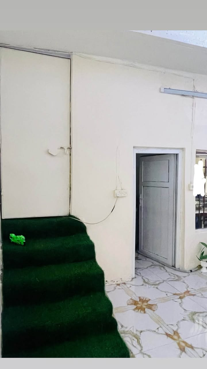 دار 🏠 للبيع موصل حي الزنجيلي قرب معمل الببسي 
المساحة:130 متر طابق ونص سند طابو 
٣غرف نوم وصحيات ومطبخ ومخزن مواد غذائية 
السعر والاستفسار خاص او عالرقم
للتواصل:***********
