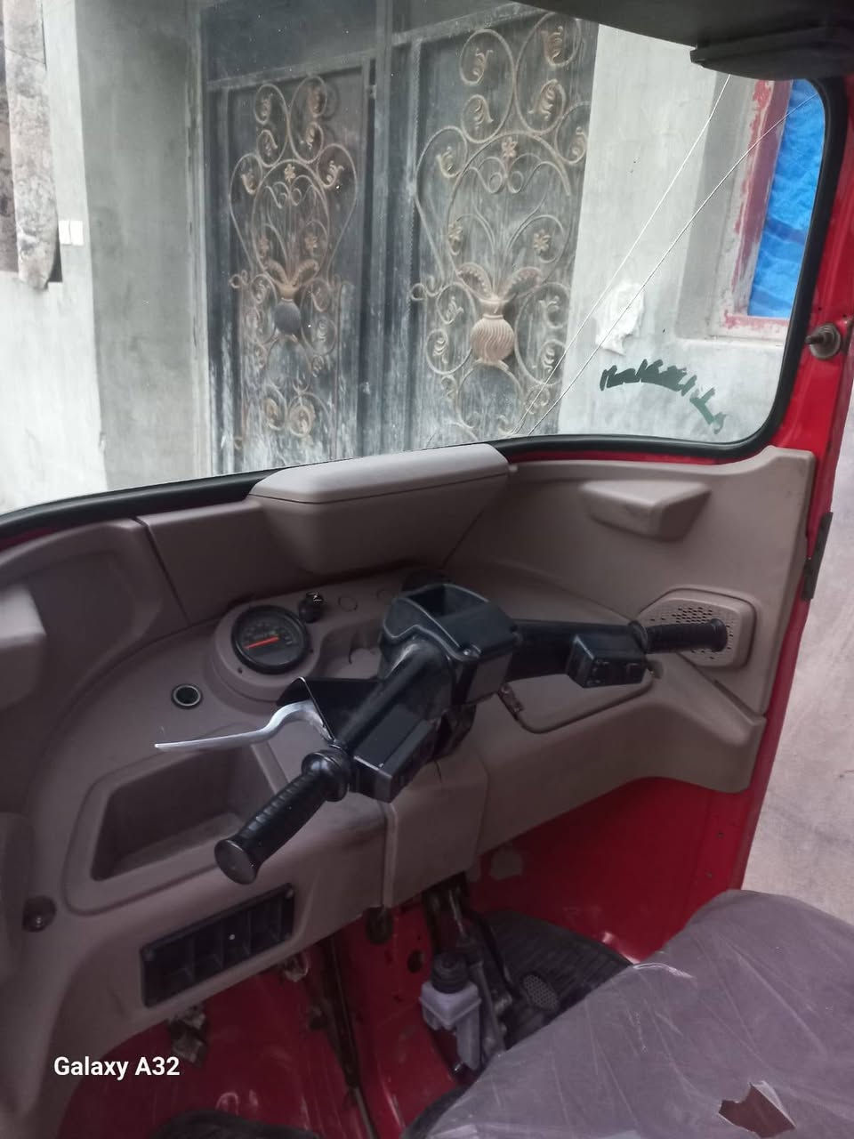 تك تك باجاج موديل ٢٠٢٢ نظيفة بيها طخه بسيطة ومصلحها على البارد مكانها بغداد السعر ٩ملايين وبيها مجال بسيط والمو شراي رجاء لايعلق الاتصال بالرقم *********** بيه واتساب
