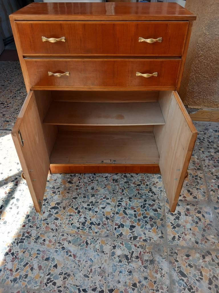 ميز  مجرات العرض ٨٥ سم العمق٤١ سم الارتفاع  متر و٣ سم السعر ب  ١٠٠ وبي مجالالعنوان بغداد الكرخ تقاطع درويش البياع شارع البداله الانتصارسوق اميمه فرع مجمع الرازي ع اليمنه منتصف شارع ع اليسرى خلف مي اور
***********
*********** بغداد, العراق
