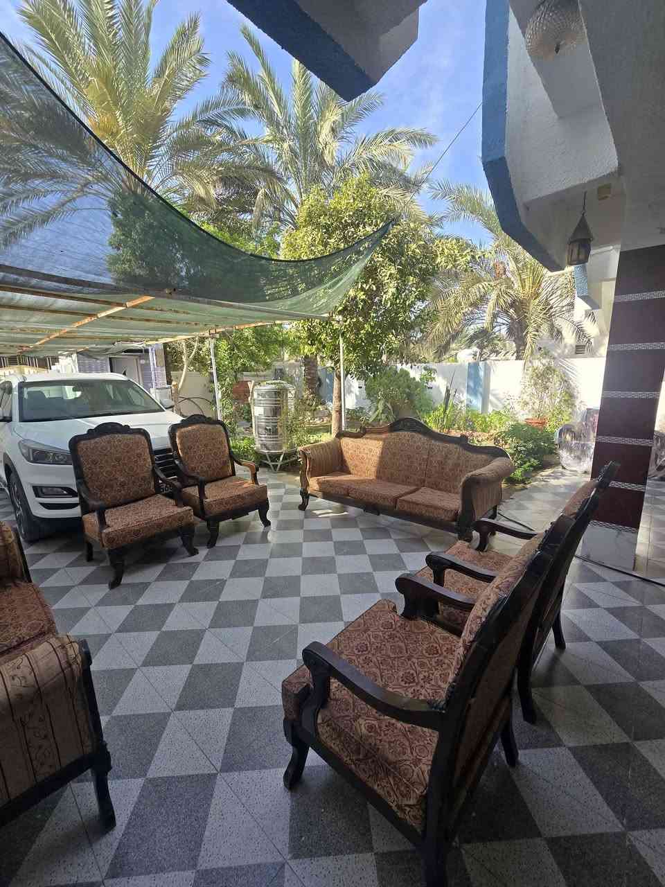 طخم ملكي رئاسي خشب زان اصلي مستخدم نظيف جدا بدون طبلات وبدون كوشات سعره ٢٥٠ الف ***********

