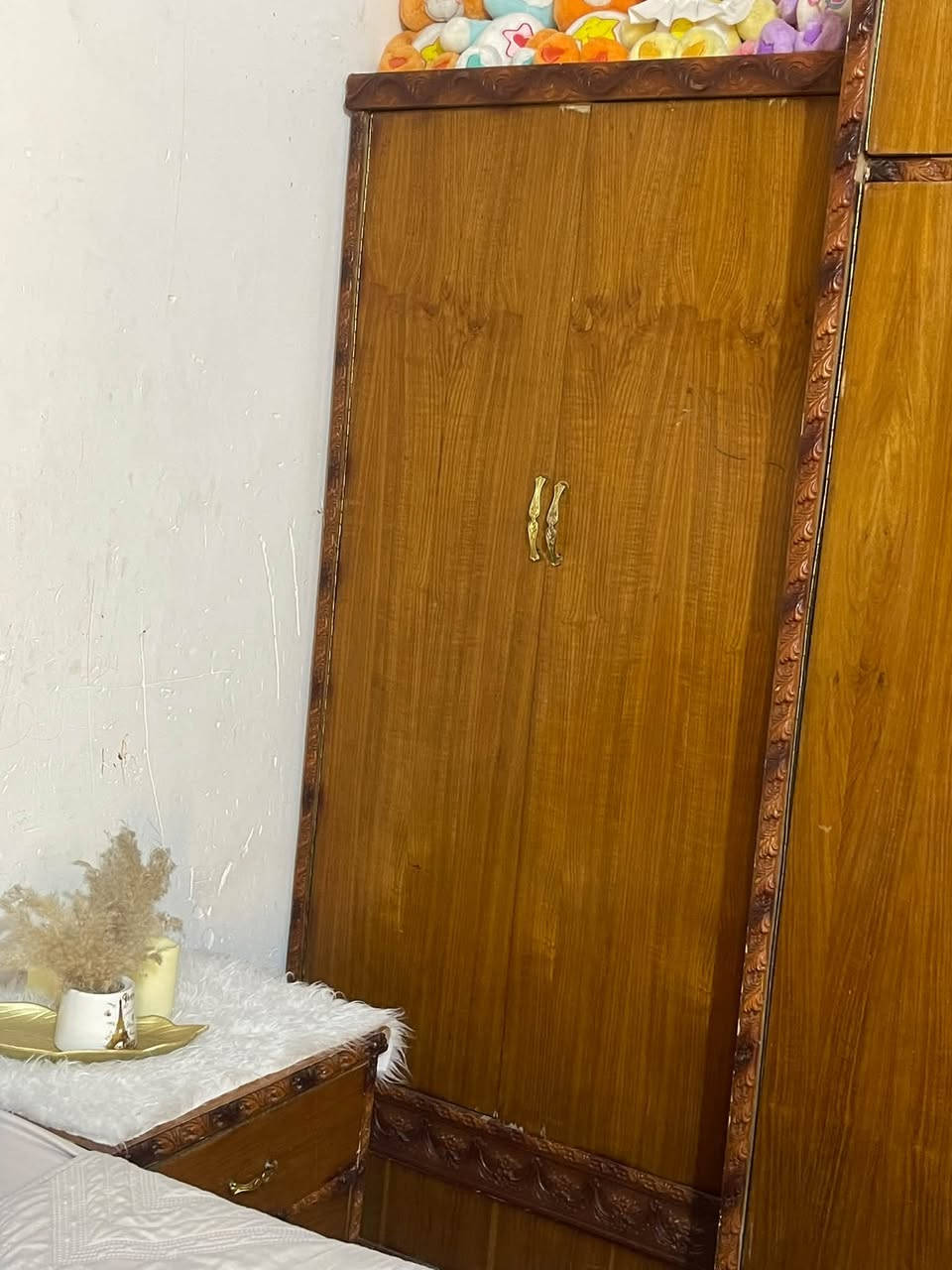 غرفة نوم للبيع ب ٣٠٠ قفل داخل وخارج صاج بدون صومية ٥ قطع وهدية الرفوف الزجاج مع الغرفة للتواصل عبر الرقم ***********
