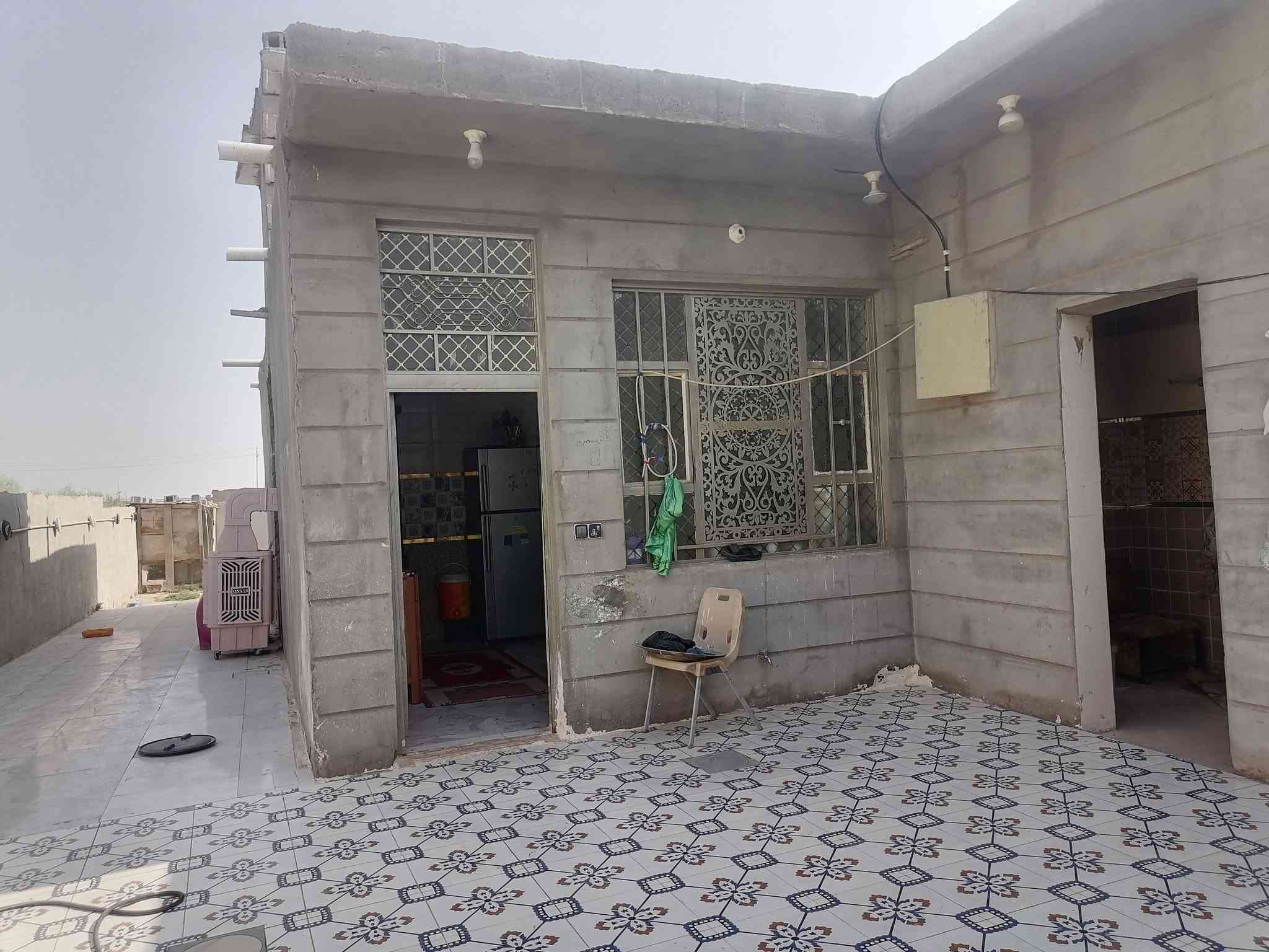 بيت زراعي مساحته  400متر
قرب المستشفي عل شارع العام مقابيل مجمع الجوهر
الاستفسار  تصال عل هاذا الرقم***********
