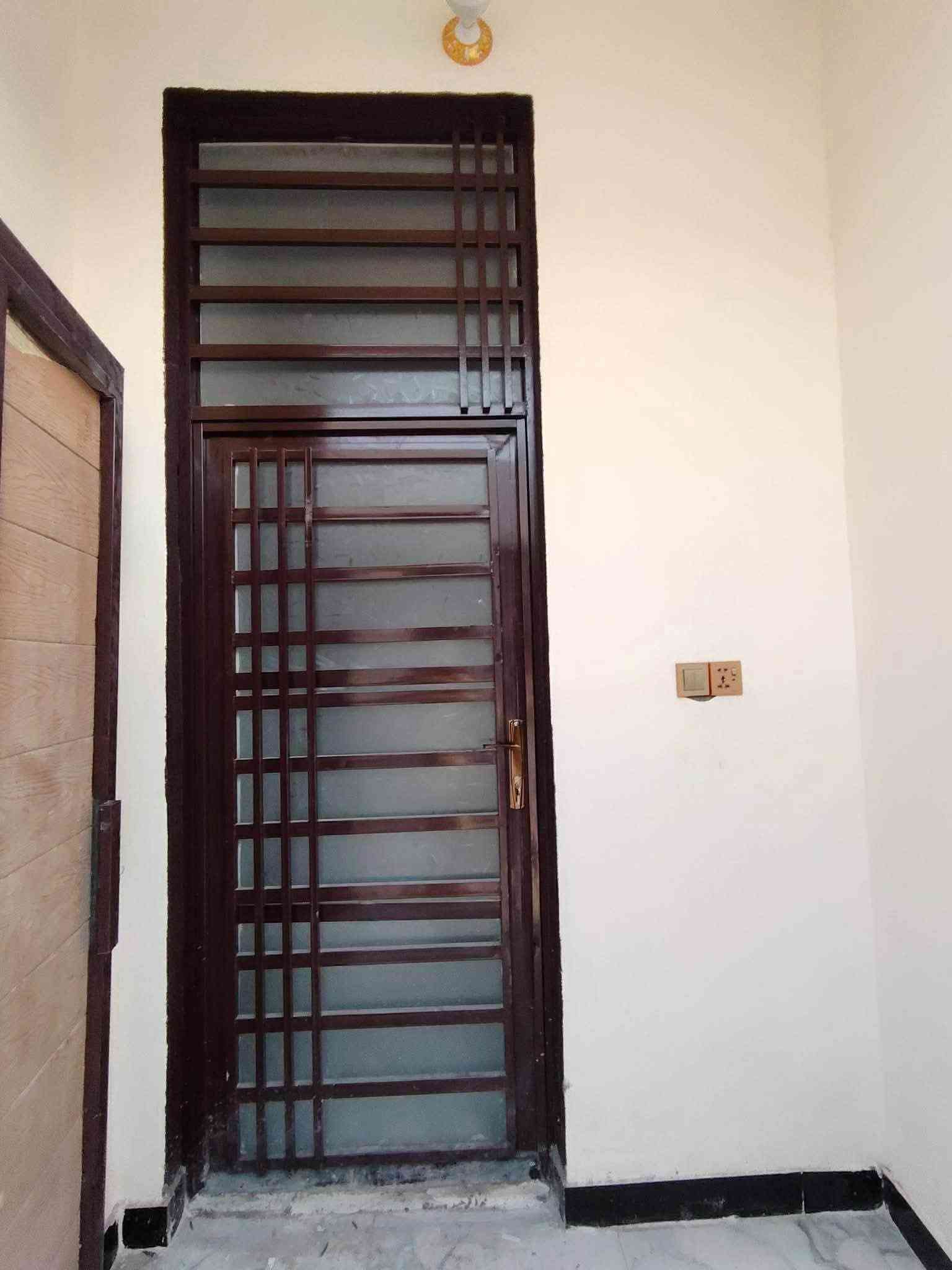 سلام عليكم بيوت ثنين مساحات ٥٠ متر طابو سند ٢٥ العنوان مقابيل قريه الغدير خط ثاني السعر وباقي التفاصيل اتصل 0782384440 

مصطفئ الفحام
