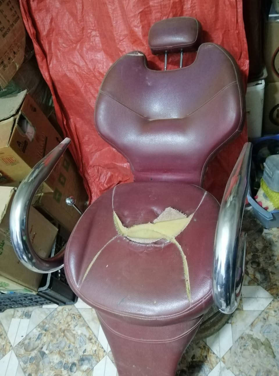 للبيع ميز حلاقين كامل هواء ومراياته وكرسي ورفوف  مكاني شارع النفط نزلت لواء حنين الاتصال على الرقم ***********
