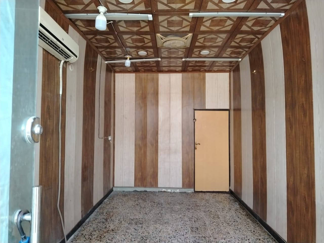 السلام عليكم يتوفر لدينا محل للايجار كامل مكمل سقف ثانوي ديكور كامل مكمل ينفع محل حلاقة رجاليه وصالون نسائي 
***********واتساب 
*********** واتساب
أبو كرار مكاني بغداد الشعب حي البساتين او 
(حي السلام) شارع السبيس قرب مولده علي العكيلي
