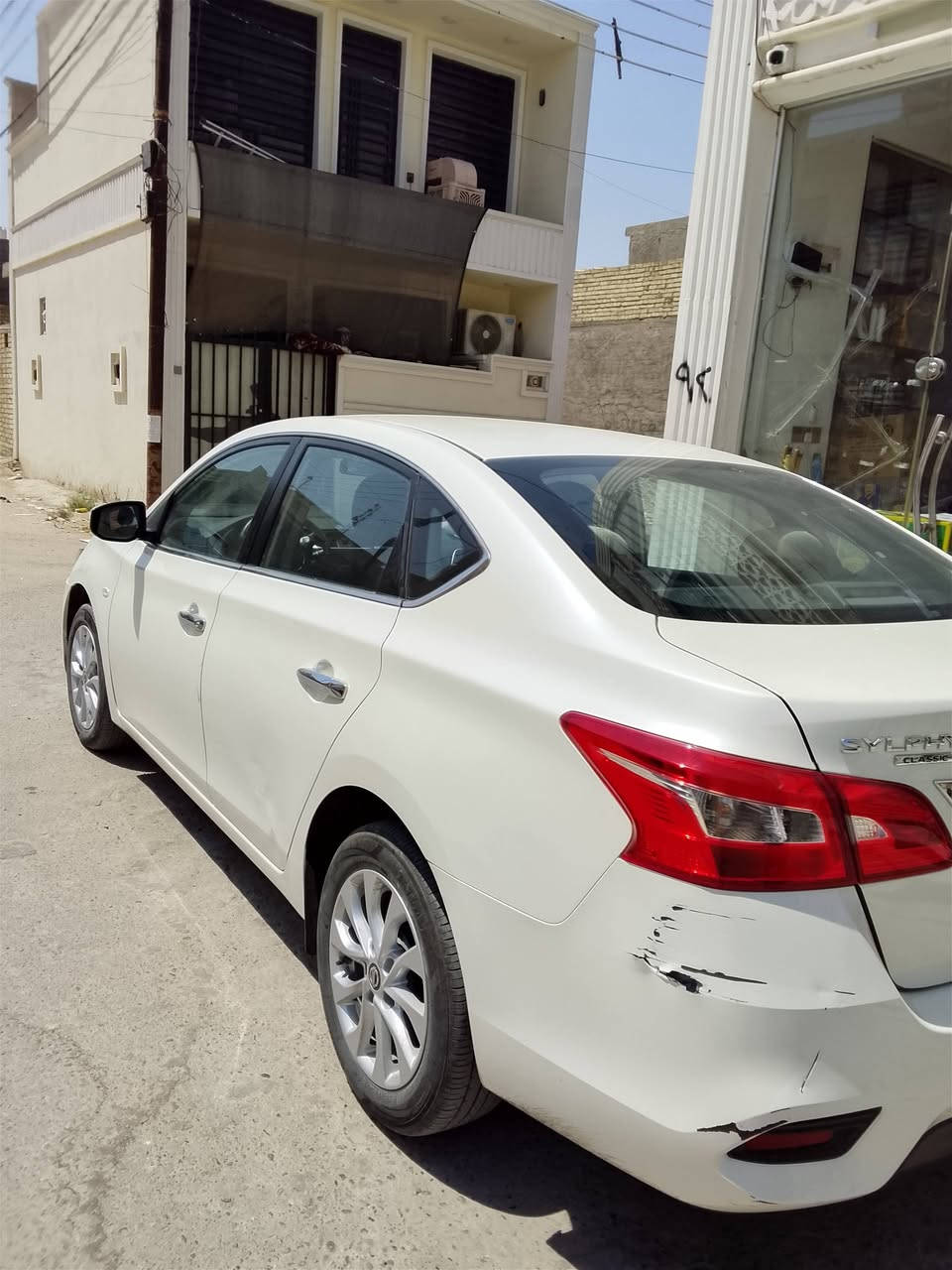 السلام عليكم سياره نيسان لبيع مستعجل موديل ٢٥ بعدهى باسم المعرض صاحبها موجود يحولك ثاني يوم عنوان السياره بغداد الدوره البو عيثى *********** 
ملاحظه السياره نضيفه بيهه ضربه مبينه بل صوره خفيفه بل دعاميه الخلفيه سياره ماشيه ٢٠ الف
