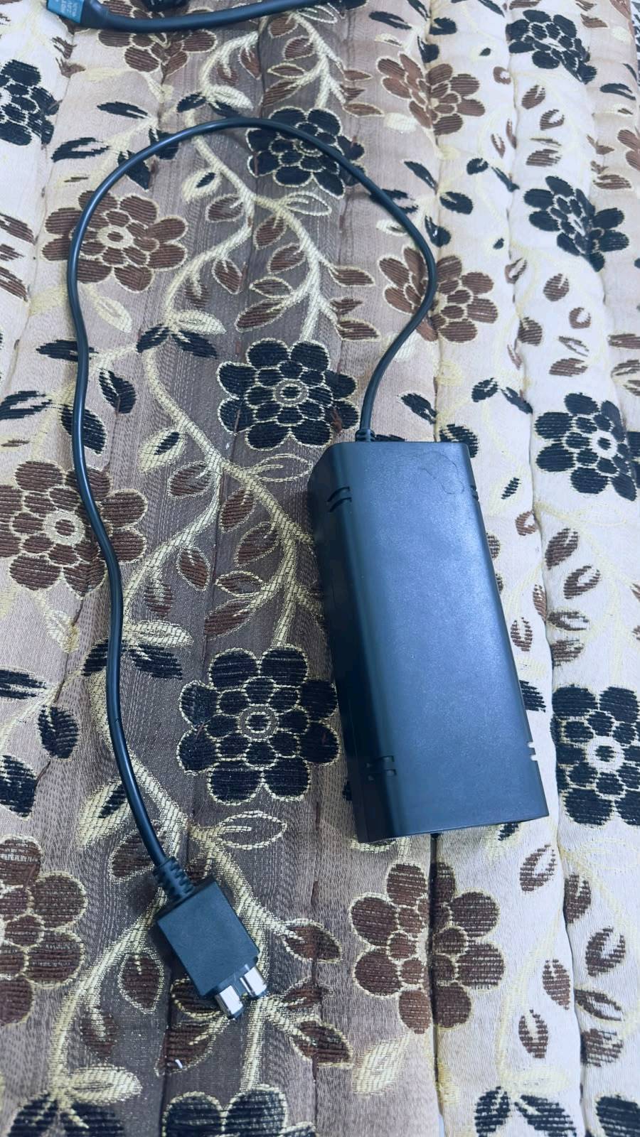 إكس بوكس 360معه كامل ملحقاته ويه هارد بي 38لعبة وقراند مهكره ومع موصل اصلي ويدين يده وحده تفصل ومحوله والسعر 135