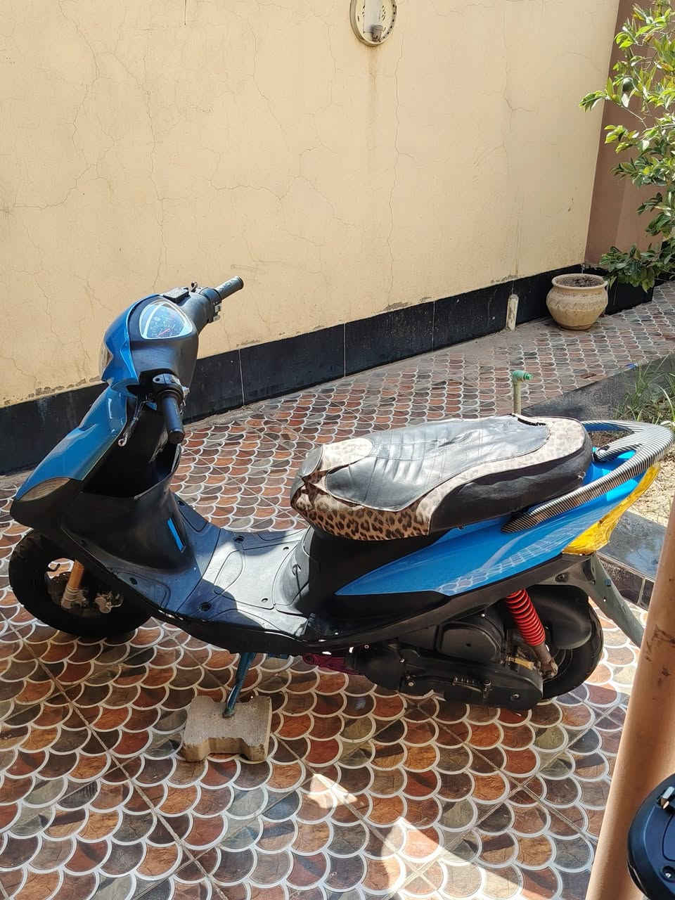 سلام عليكم للبيع ماكس عدلة دراجة جديدة مال جناي محرك ناعم يخبل بوشة 49 سلف هندر مكفولة من تبخير وتنقيص مبدل بيها بوشة مال تفصيخ كهربائيات كاملة مكملة طوافة بانزين كيج سرعة لايت عالي ناصي بكلايت اشاير يمين يسارصلنصة FM بيها صدر امامي رياضي فج 2بستم قرص رياضي ودبلات وشيال مال محرك رياضي لون وردي بريك امامي وخلفي دراجة ربع مذب عليها يعني دير بانزن وتوكل سعر الدراجة 450 وبيها مجال بسيط حك الجية الهاتف *********** مكاني بعقوبة الرحمة
