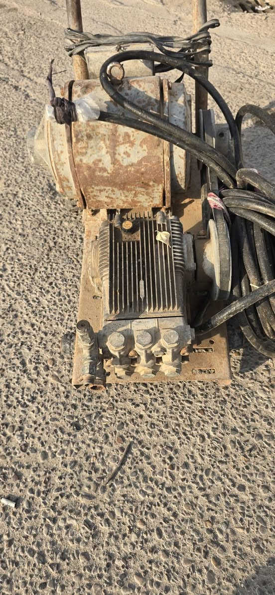 للبيع ضاغطه شغاله 250 بار ماطور 7.5 سنكل *********** شرط الشغل السعر ٤٠٠
