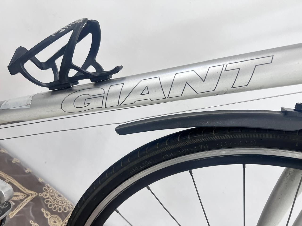 للبيع دراجة هوائية جاينت إسكيب (Giant Escape).
​نوع الدراجة: دراجة هجينة (Hybrid Bike) مناسبة للتنقل اليومي، الشوارع، والتمارين الرياضية الخفيفة إلى المتوسطة.
​حجم الإطارات (العجلات): 700x35C (قياس رياضي قياسي للمدن والطرق).
​مادة الهيكل (الإطار): ألمنيوم (Aluminium) خفيف الوزن ورياضي.
​نظام الفرامل: فرامل حافات لقاطة (V-Brakes).
​نظام السرعات (الناقل): ناقل حركة خلفي من نوع Shimano Altus مع 3 أطباق أمامية (3x) وتنقل سرعات متعدد المراحل مناسب للأنحدارات والطرق المستوية.
​الهيكل يبدو بمقاس 28 متوسط إلى كبير (M / L بناءً على ارتفاع الأنبوب والأبعاد).
السعر 170 وبي مجال مكاني بغداد تلفون ***********

