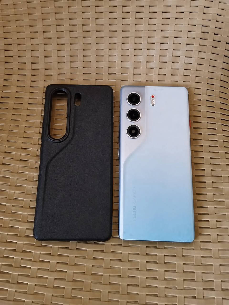 السلام عليكم للبيع Tecno camon 40 pro 5G 
مستخدم نظيف اللون المميز نظافة عالية .
ذاكرة 256 عشوائيا 12 السعر 320 .
المكان الضلوعية للأستفسار واتصال أو واتساب 
***********
