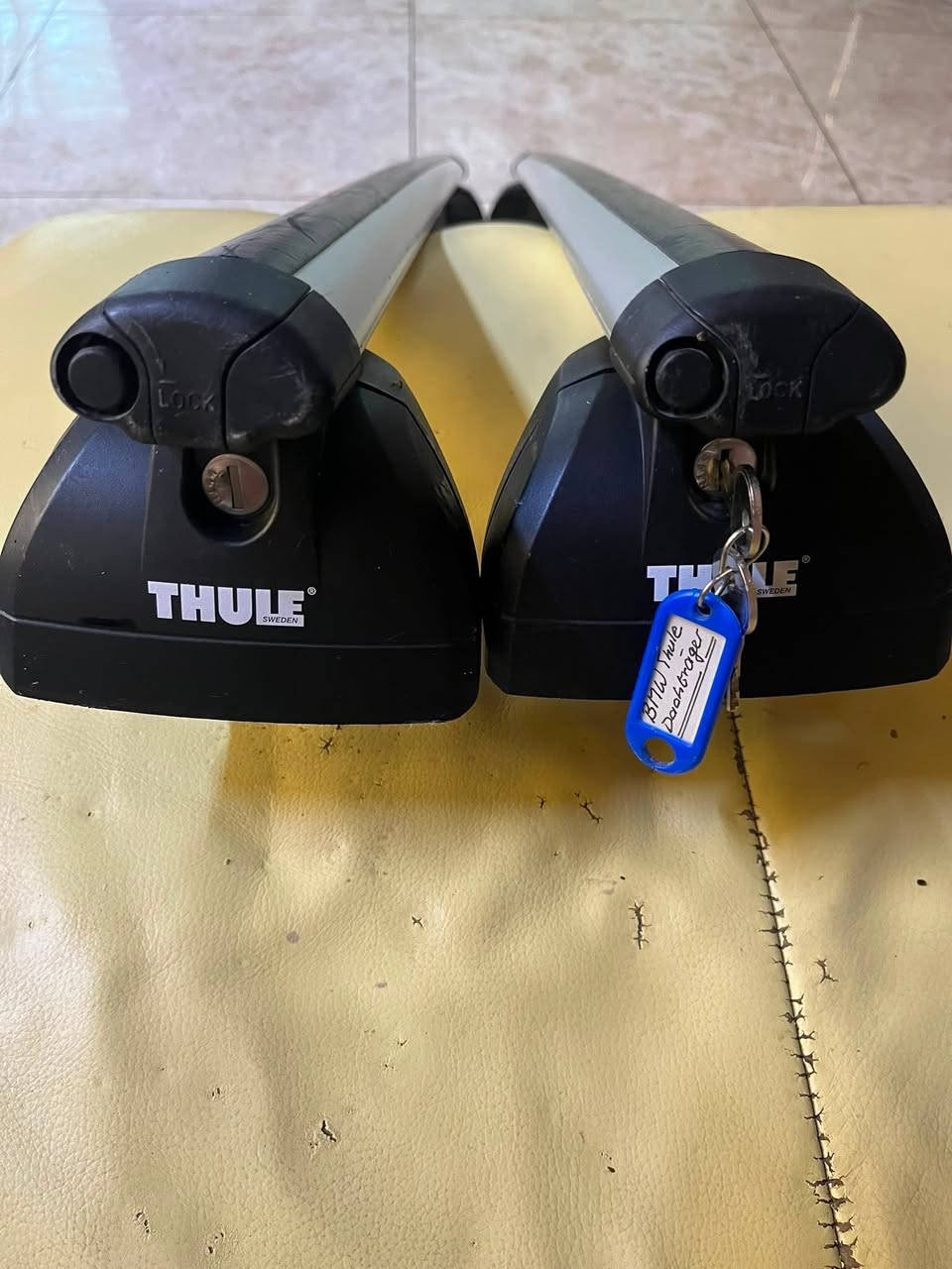 السلام عليكم جميعاً؛
اعرض للبيع : عوارض سقف ( سوپايه) (Roof Rack) أصلية من شر كة THULE/753  السويديه  لسيارات BMW

المواصفات:
 العلامة التجارية: Thule "AA7 - 18360"(الجودة العالمية المعروفة).
 التوافق: مصممة خصيصاً لهياكل سيارات BMW (تضمن ثباتاً عالياً وتصميماً انسيابياً).
 الحالة: مستعملة، نظيفة جداً وبحالة ممتازة (كما موضح في الصور).
 المميزات:
 نظام تثبيت آمن جداً وقوي (تحمل حتى 100 كغم).
 مزودة بأقفال أمان (مفتاحين أصليين متوفرين).
 سهلة التركيب والفك بنظام تدرج دقيق.

القطعة أصلية وممتازة للسفر، أو حمل الدراجات، أو صناديق السقف (Roof Boxes).
السعر:„ (150 )$ دولار
سعر الشراء من المانيا 500€ يورو
المكان: حلة/ حي الحسين
البيع بعد المعاينه ولا يوجد ارسال ،
للاستغسار :
☎️ *********** مع الواتس
