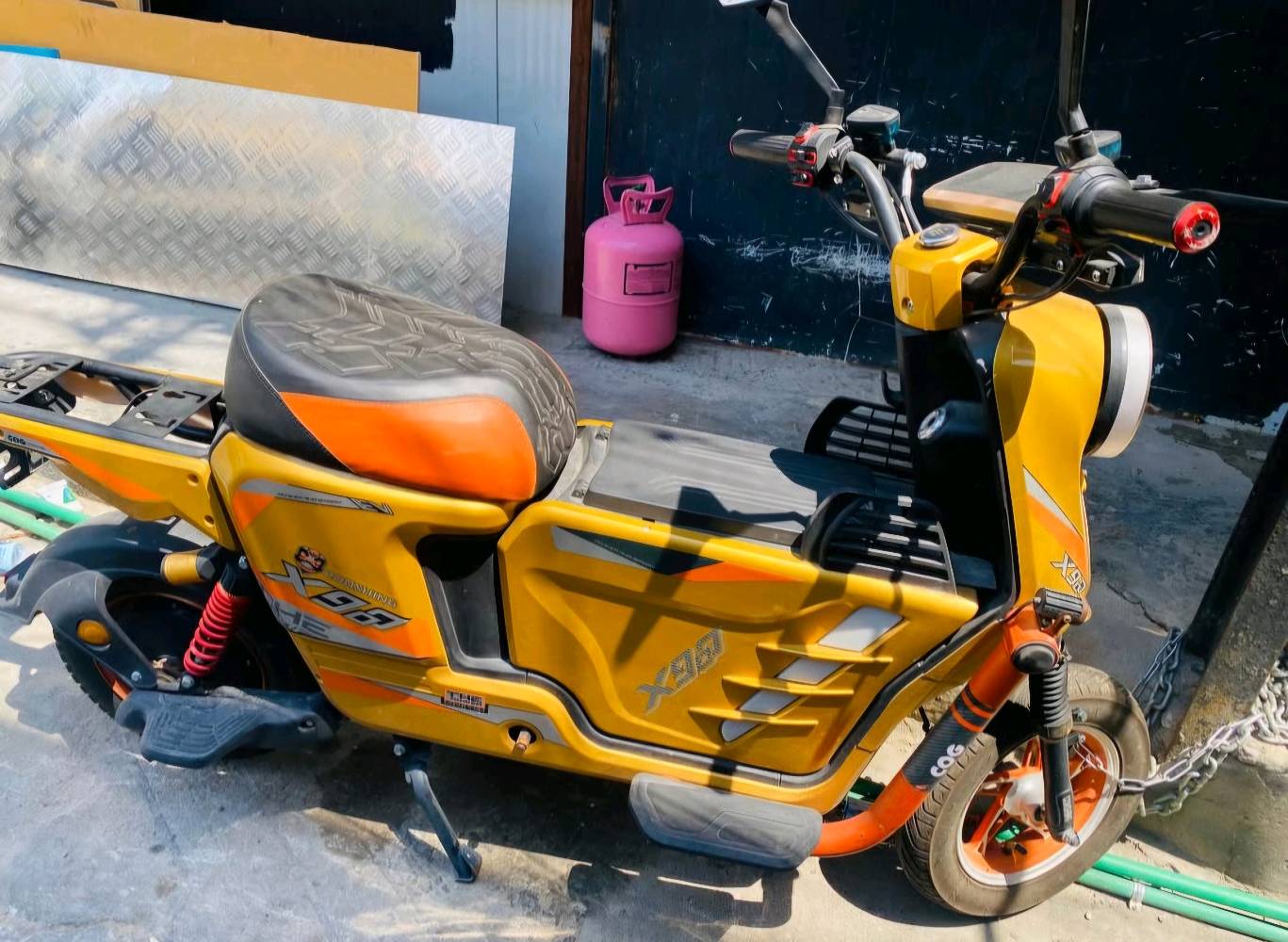 السلام عليكم 
x900 موديل 2026 
سعر 475وبيها مجال
دراجة نضيفة 
بطاريات 33 أمبير
ملف 2000واط  اعلى فئة بالبطاريات والملف 
بصمة تشغيل + تشغيل عن بعد 
شاشة ديجتال عينات 2 
بك رجوع للخلف 
درع جانبي 
بلوجكترات عدد 2بالدرع 
لايت عالي ناصي 
دبل اشارة 
جنطة وسطية مع الوان متغيرة واشارة 
مثبت سرعة 
4سرع 
الدراجة ماشية 5الف
يجي وياها بصمتين وسويجين و سويجين مال جنطة وسطية
سعرها 475وبيها مجال 
علماً سعر الجديد 700الف 
مكاني بغداد حي العامل