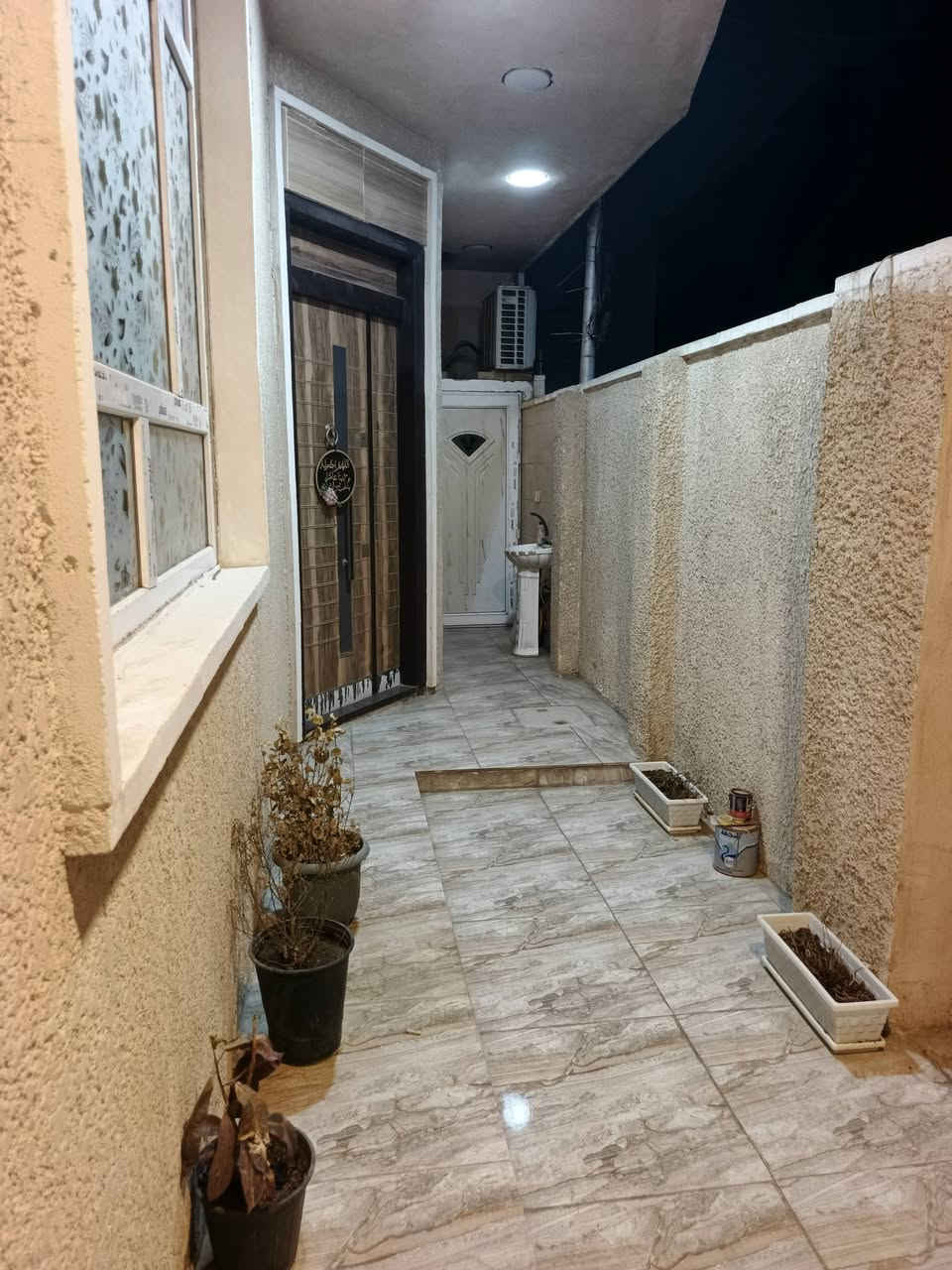 السلام عليكم للبيع بيت مساحة ١٠٠ م واجهة ١٠ متر نزال ١٠ متر بناء حديث صنف الارض زراعي ملك صرف  يحتوي على 
غرف نوم عدد ٢ كبيره 
مطبخ وصالة مشترك مساحة واسعة  
مطبخ حار 
استقبال ٨.٥×٥ بالامكان فصل غرفة نوم منها لتصبح استقبال وغرفه نوم 
صحيات داخلية عدد 2 
صحيات خارجية 
البناء والمواد درجة اولى سقوف جبس بورد انارة مخفية 
موقع البيت الشعب مقابل محطة وقود سما بغداد عالشارع الخدمي 

المنطقة خدمات متكاملة مجاري، وتبليط وانترنيت ومولد سحب ذهبي صيف شتاء مستمر 
السعر١٨٥  مليون وبي مجال للتواصل ***********
