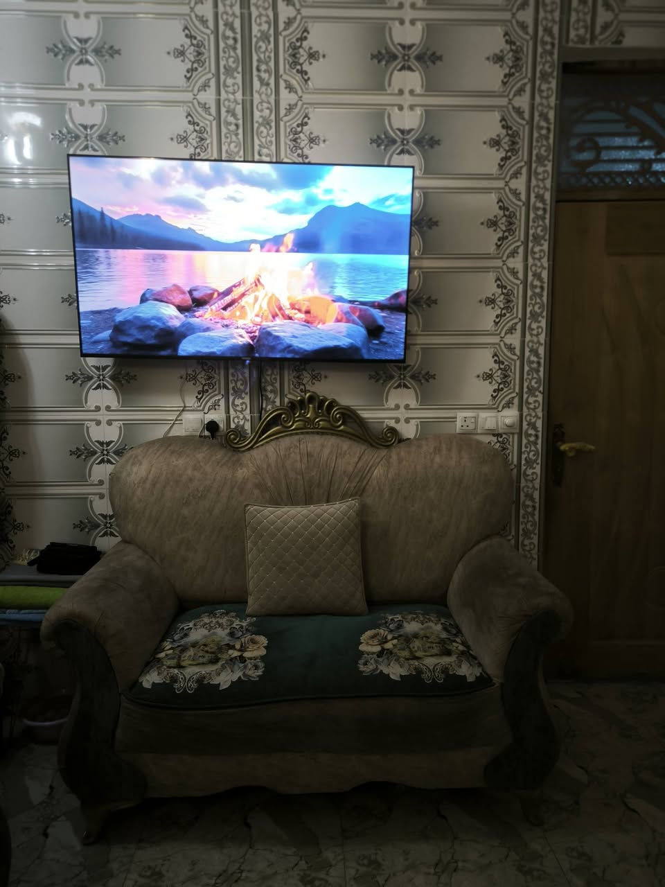 كامنتر سعره 250 بي مجال/ غرفه نوم ما بيها دوشك سعرها 350 وبيها مجال/تخم الجوزي سعره 600 وبي مجال/تخم رصاصي 3 قطع المقاعد 5 سعره 175/دوه ابو دشير ||*********** اتصال بس وتساب
