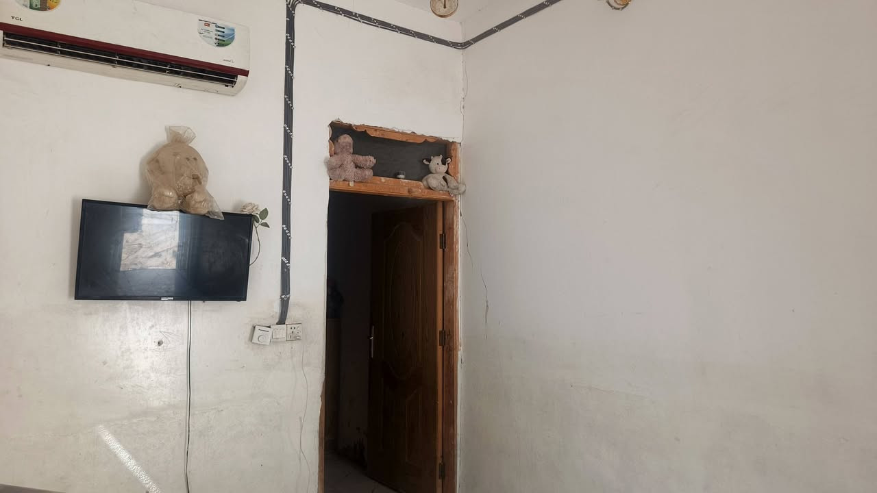 سلام عليكم  100متر للبيع اساس طابوك بناء بلوك وعكاده يحتوي على غرف نوم او صاله مطبخ او صحيات  مع محل او بي مجال تكدر تبني بي ستقبال سعر مناسب 18 مليون او بي مجال العنوان نجف شارع المطار جديد بشارع علكم بشارع حاتم الخير نهايت المقرنص لكدام شويه اقصاد مقدمه10 مليون ولباقي كل شهر 300  ***********@
