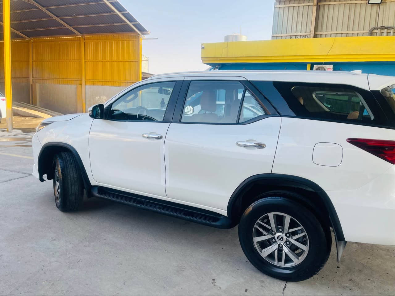 پۆستی فرۆشتن - Toyota Fortuner 2020

للبيع: Toyota Fortuner 2020 4x4
بۆ فرۆشتن: تۆیۆتا فورچنەر 2020 دیزڵ فور ویل 7 کورسی

---
المواصفات / تایبەتمەندییەکان:
الموديل: 2020 
المحرك: 2.8L Diesel - 201 حصان
الدفع: 4x4 + Difflock
القير: اوتوماتيك 6 سرعات
المقاعد: 7 مقاعد 3 صفوف - جلد
الممشى: [176 ] km
اللون الخارجي: [ صده في ]
اللون الداخلي: قيسي مشمشي
الحالة: فول مواصفات - رقم [اربيل ]

الميزات / تایبەتمەندی زیادە:
شاشة 8 انش + Apple CarPlay
كاميرا خلفية + حساسات
لايت LED + دبل لايت
تبريد قطعتين

باب سايق صبوغ ربع بنيد بدون حادث

السعر: [230 ورقه ] $ و مجال بسيط
العنوان: أربيل /
للاستفسار:***********

---

3 تێبینی بۆ زوو فرۆشتن:
وێنەی پاک دابنێ: 6 وێنە. دەرەوە 4 لا، ناوەوە، و مەسافەکە
ڕاستگۆبە لە مەسافە و صەبغ: کەڕی بە وێنە پیشان بدە
نرخ: ئەگەر پاکە و مەسافە کەمە دایبنێ 39000$ - 41000$ 

تۆ ئێستا چەند مەسافەی ڕۆیشتوە و چ ڕەنگە؟ 
من بۆت نرخێکی باشتر و وەسفێکی تەواوتریش دەنووسمەوە بەپێی حاڵەتەکەی 🚙 أربيل, العراق
