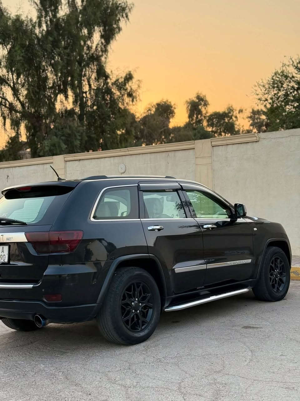 للبيع | Jeep Grand Cherokee Limited 2013 خليجي 🇮🇶
✨ لاريدو  Limited فل مواصفات
🚙 دبل (4×4)
📍 خليجي
📊 الممشى: 140 ألف كم فقط

المواصفات:

* بصمة تشغيل
* سقف بانوراما
* تدفئة للمقاعد الأمامية والخلفيه
* تدفئة للمقود (ستيرن)
* 4 وسائد هوائية (Airbags)
* حساسات أمامية وخلفية
* جنطة كهرباء
* دواسات جانبية
* إنارة LED

حالة السيارة:
✅ المكينة مكفولة
✅ الكير مكفول
✅ الهيكل بدون صبغ (يوجد فقط أماكن بارد حسب تقرير الفحص)
✅ تقرير فحص موجود
✅ السيارة نظيفة جداً وجاهزة للاستخدام

ملاحظة:

* الفورويل (4×4) ملغي.
* يوجد نقص بحجرات الصالنصة فقط.

💰 السعر: 163 دولار قابل للتفاوض بالمعقول بعد المعاينة.

للاستفسار ***********
