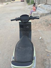 تيسلا كهربائية • ٤ بطاريات • سرعة ١٠٠