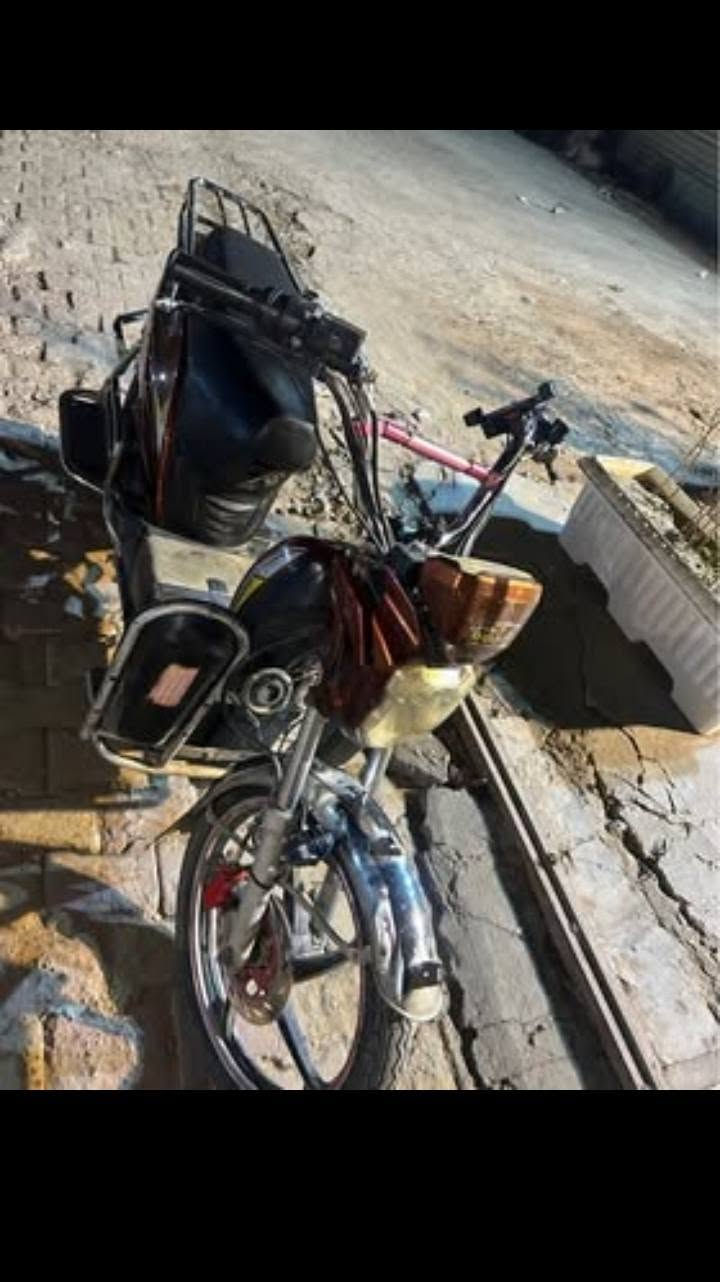 السلام عليكم دراجه هارلي للبيع 
5 بطاريات 
4 نمر 
الدراجه بيهه خلل تشتغل بس ما تمشي ابيع عل هل وضع
السعر 180 بيهه مجال مكاني دوره حي صحه 
***********
