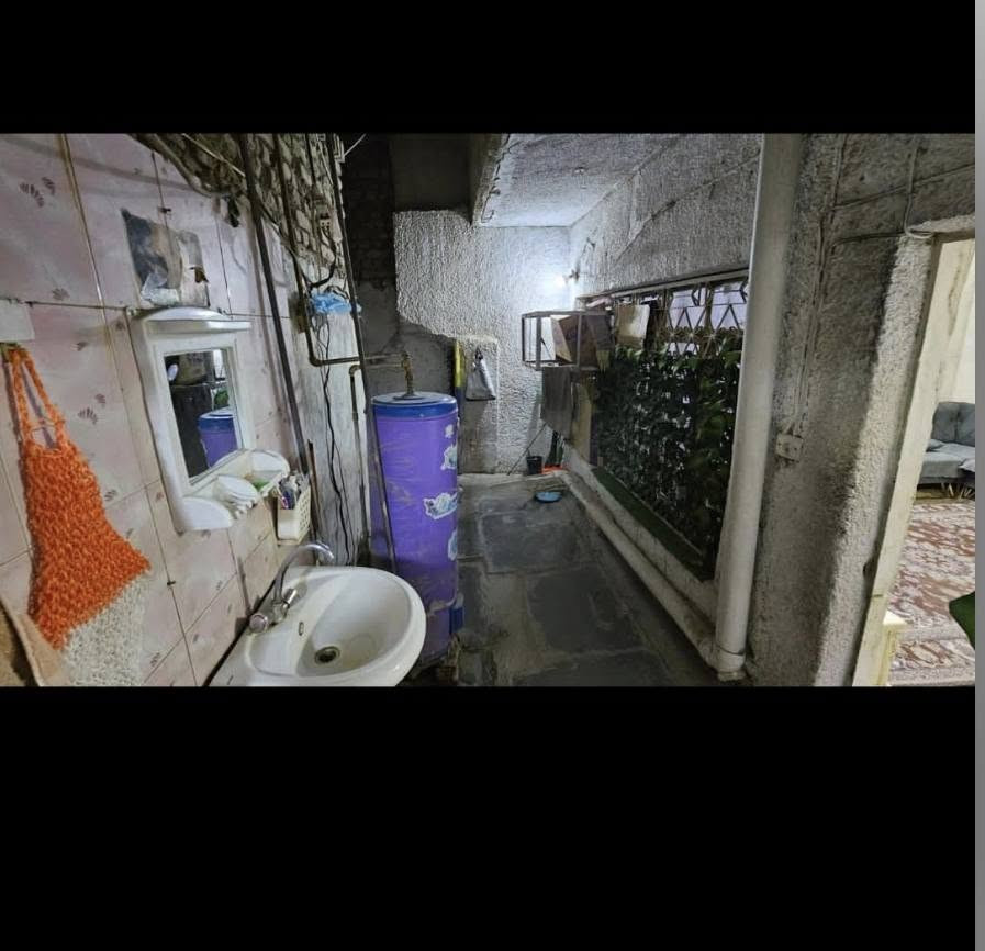 السلام عليكم بيت للبيع خلفيه مساحته 100م طابو صرف بشعله بلولى على غربي متكون من 4غرف واستقبال وصحيات فوك وجوة طابقين بيت كامل متكامل للستفسار هذا رقم  ***********
